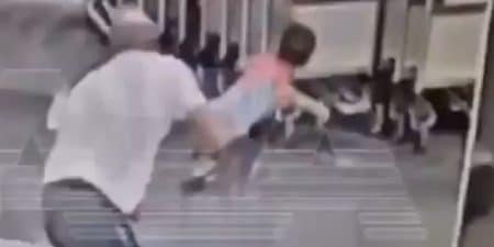 Un garçon de 2 ans dans un état critique après avoir été soulevé et balancé au sol par un touriste dans un aéroport (Vidéo)
