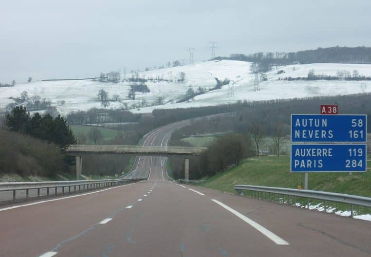 Photo vue plongeante d’une autoroute française traversant une campagne vallonnée.