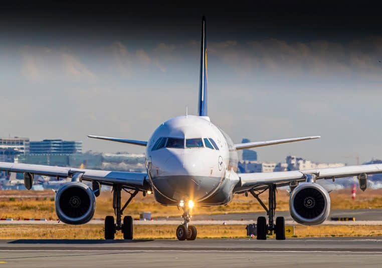 Une femme ivre agresse une autre passagère et lui crache dessus à bord d'un avion (Vidéo)