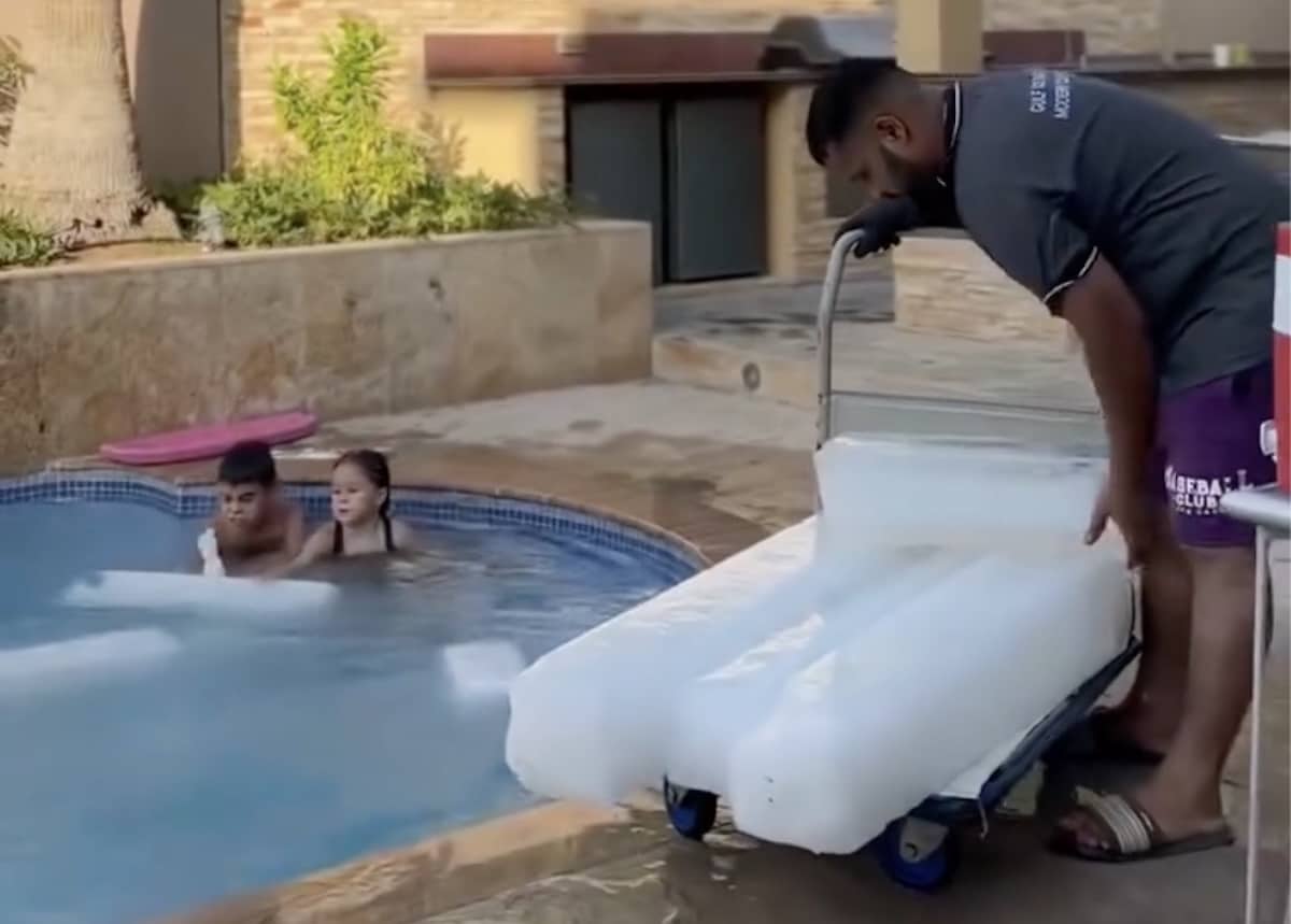 Blocs de glace dans la piscine