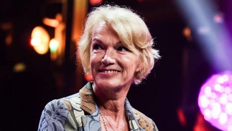 brigitte lahaie offre sextory à aanne sophie - copie