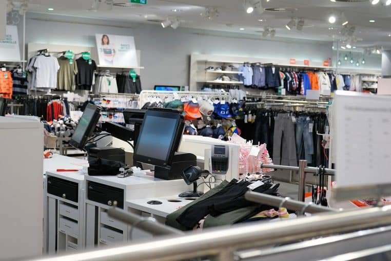 Tiroir-caisse ouvert avec billets et pièces