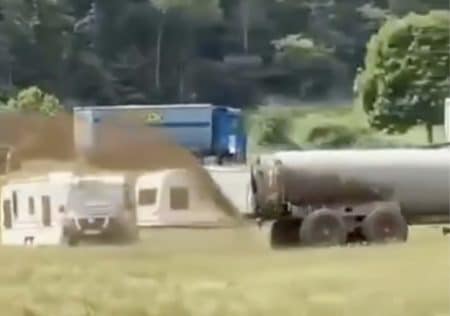 Camion asperge purin sur caravanes