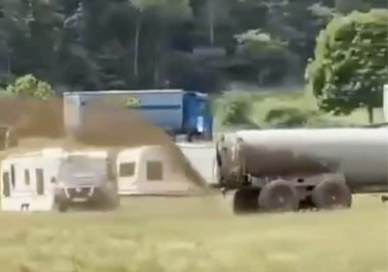 Camion asperge purin sur caravanes