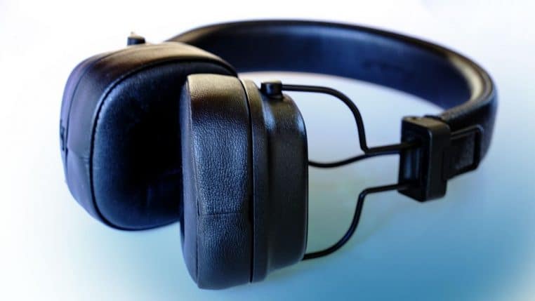 Casque audio noir posé sur une surface claire