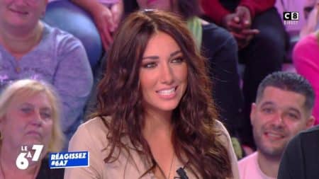 delphine wesspier pose une photo en robe de marieee