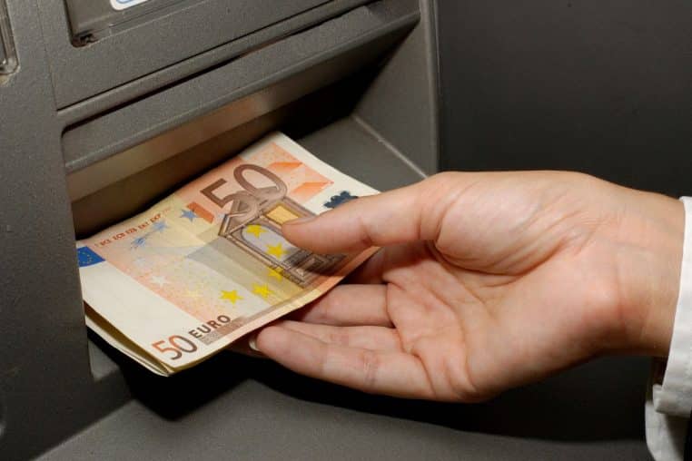 distributeur billets banque @canva