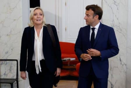 emmanuel macron marine le pen petite pique lancee