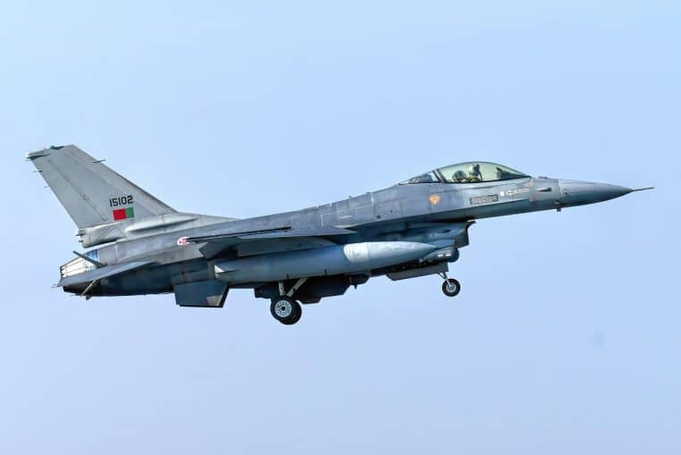 F-16 en vol rapproché.