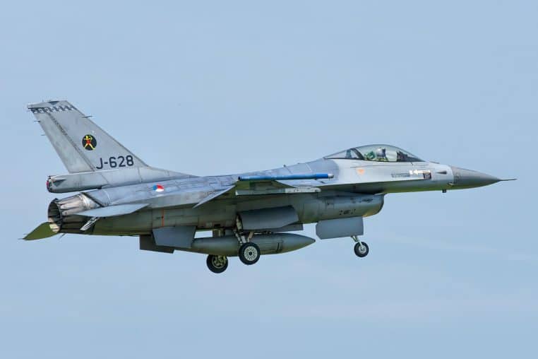 F-16 en vol, vue profil.