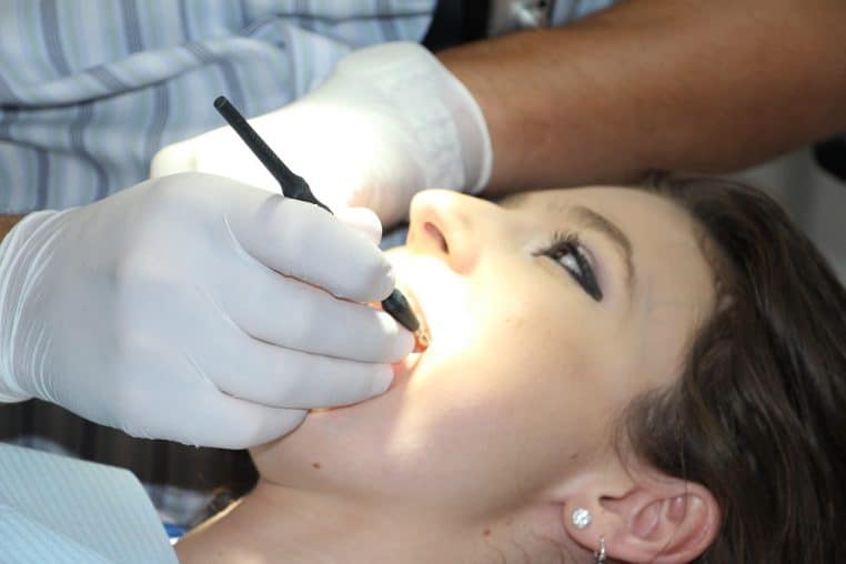 Un faux dentiste qui soignait ses patients à l'aide de tutos en ligne arrêté par la police