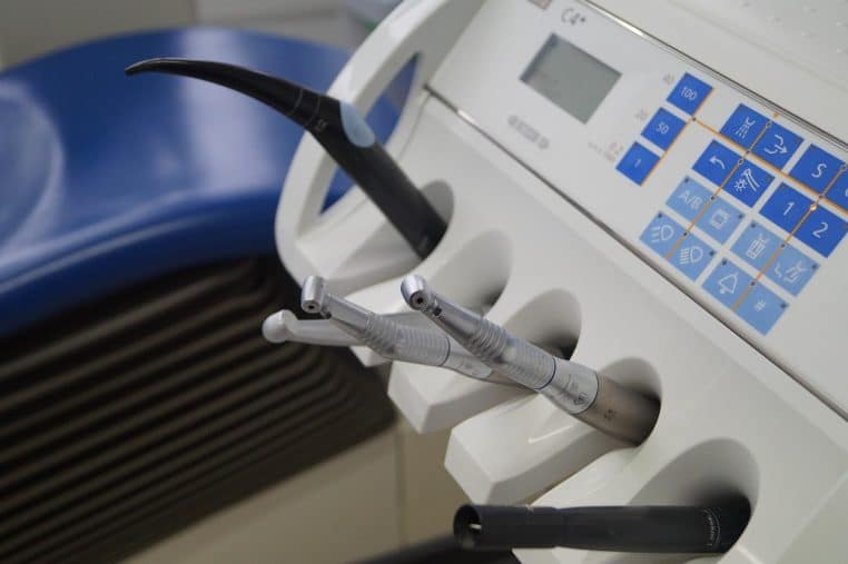 Un faux dentiste qui soignait ses patients à l'aide de tutos en ligne arrêté par la police