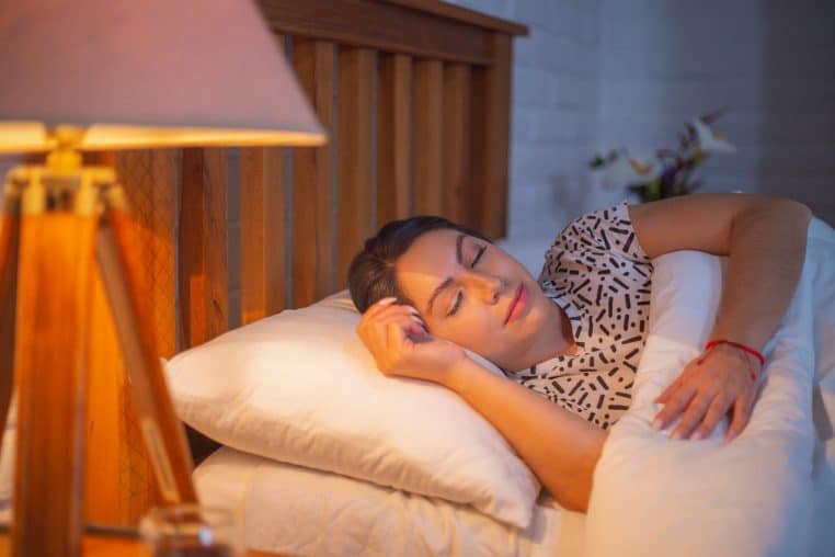 Jeune femme dormant paisiblement dans une chambre tamisée