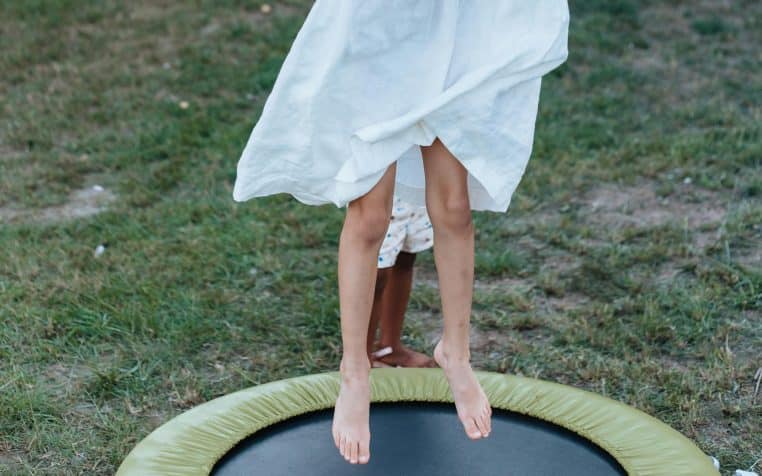 Son trampoline emporté par une violente rafale