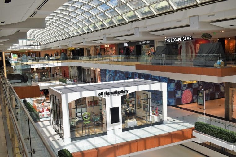 Intérieur d'un centre commercial remplis d'enseigne.