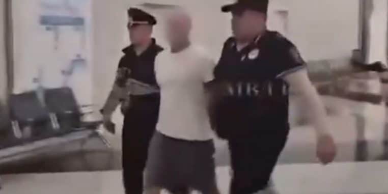 Un garçon de 2 ans dans un état critique après avoir été soulevé et balancé au sol par un touriste dans un aéroport (Vidéo)