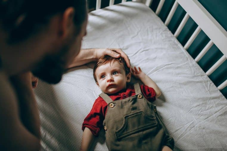 Bébé regarde son père
