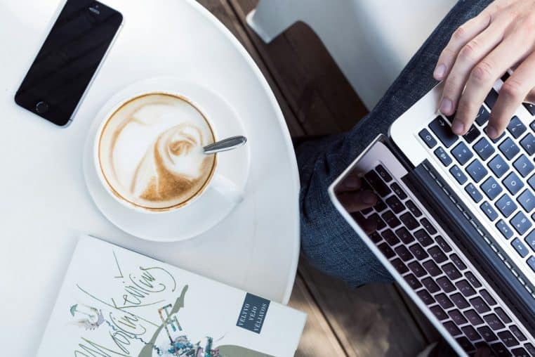 Tasse de café au travail