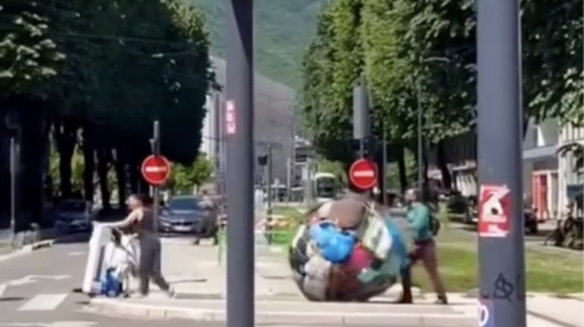 Homme déménage à Grenoble