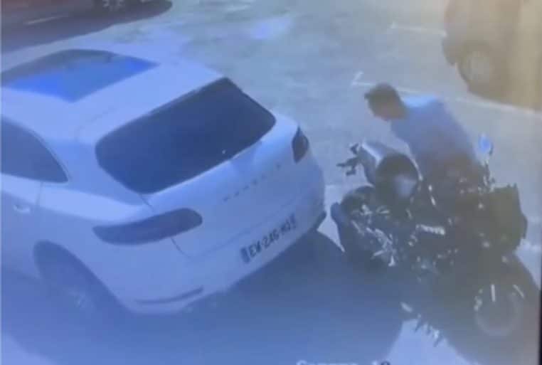 Homme recule sur moto