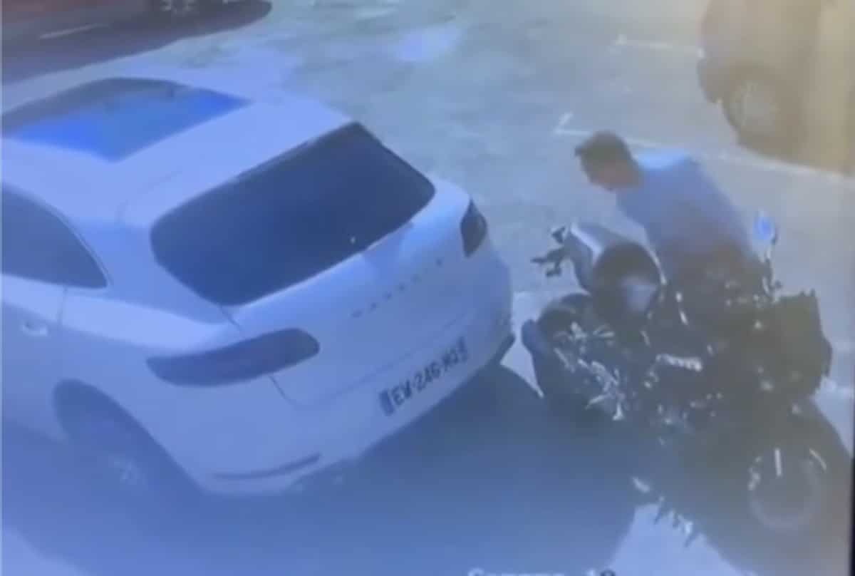 Homme recule sur moto