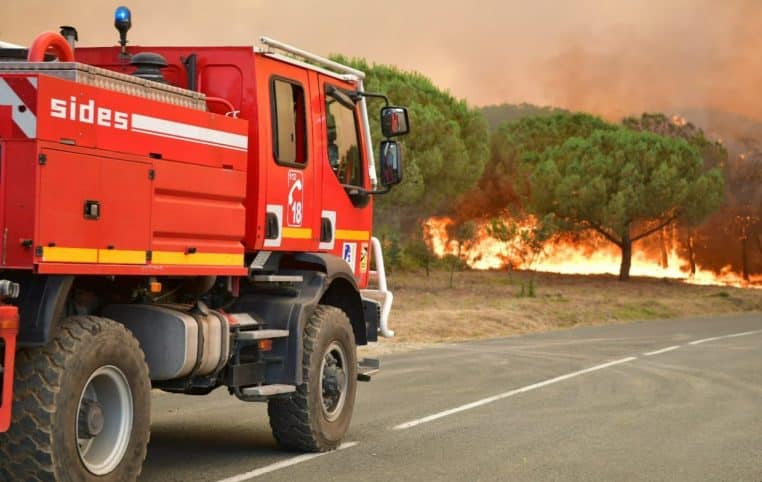 Transporté dans une remorque sur l'autoroute, un barbecue mal éteint provoque un énorme incendie dans l'Aude
