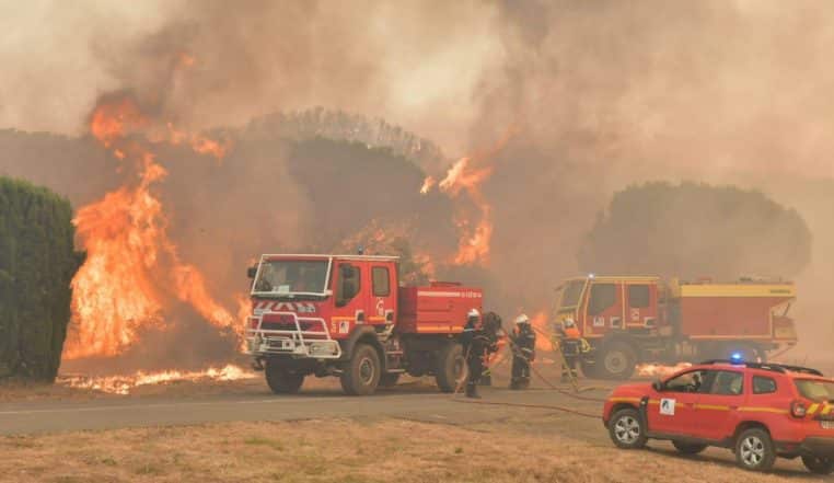 Transporté dans une remorque sur l'autoroute, un barbecue mal éteint provoque un énorme incendie dans l'Aude
