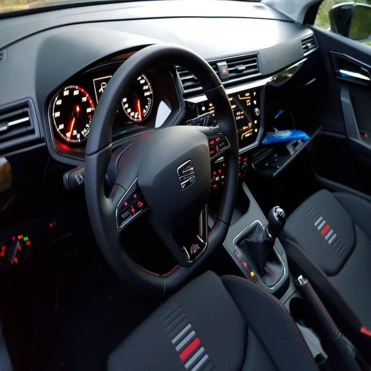 Tableau de bord et volant d’une SEAT Ibiza FR
