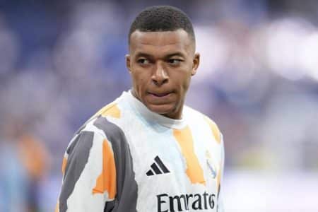 kylian mbappe joueur hospitalisation gastro - copie