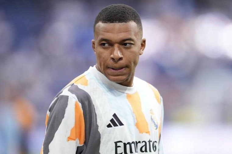 kylian mbappe joueur hospitalisation gastro - copie
