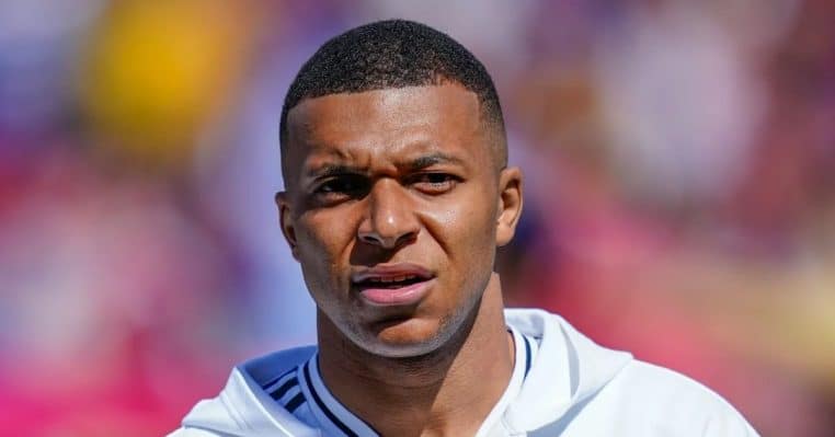 kylian mbappe joueur hospitalisation gastro - copie