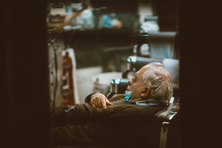 Homme dort au canapé
