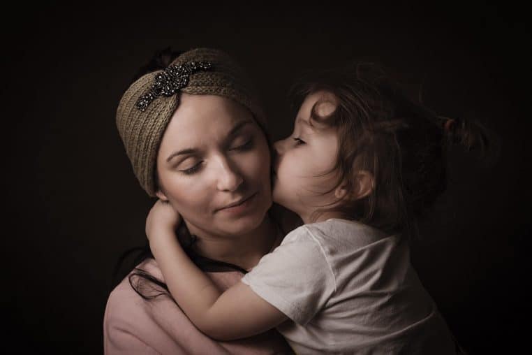 Mère tenant son enfant.