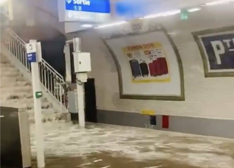 Métro station Porte de Versailles inondée