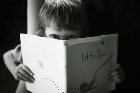 Fille avec livre