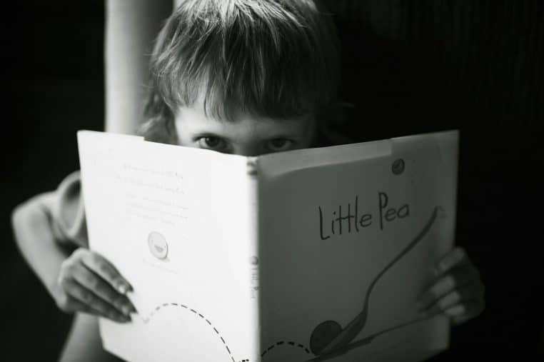 Fille avec livre
