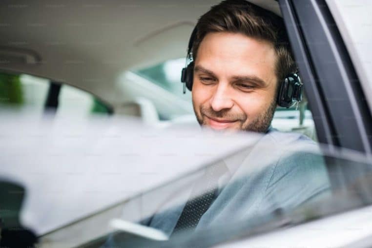 Homme au volant écoutant de la musique avec un casque
