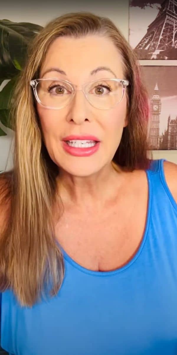 La poitrine de cette femme a mystérieusement triplé de volume après une liposuccion du ventre