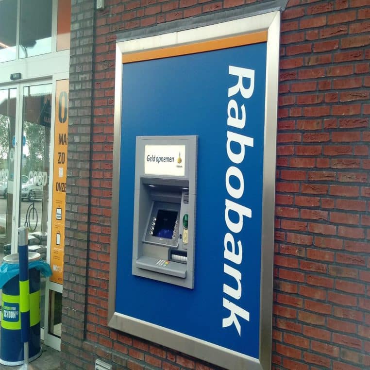Distributeur automatique de billets Rabobank dans un petit village