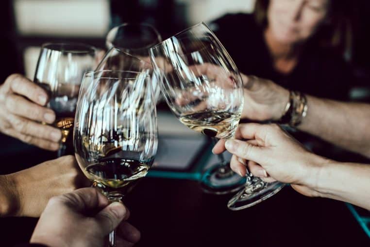 Personnes trinquent les verres
