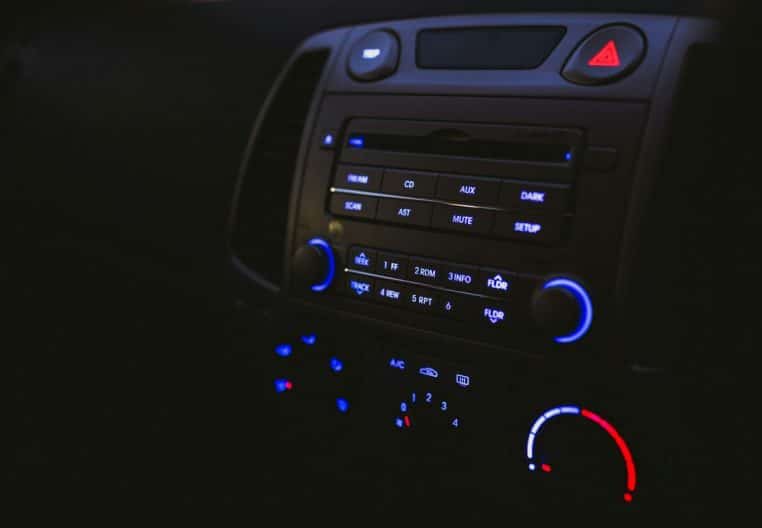 Tableau de bord sombre avec boutons d’autoradio lumineux