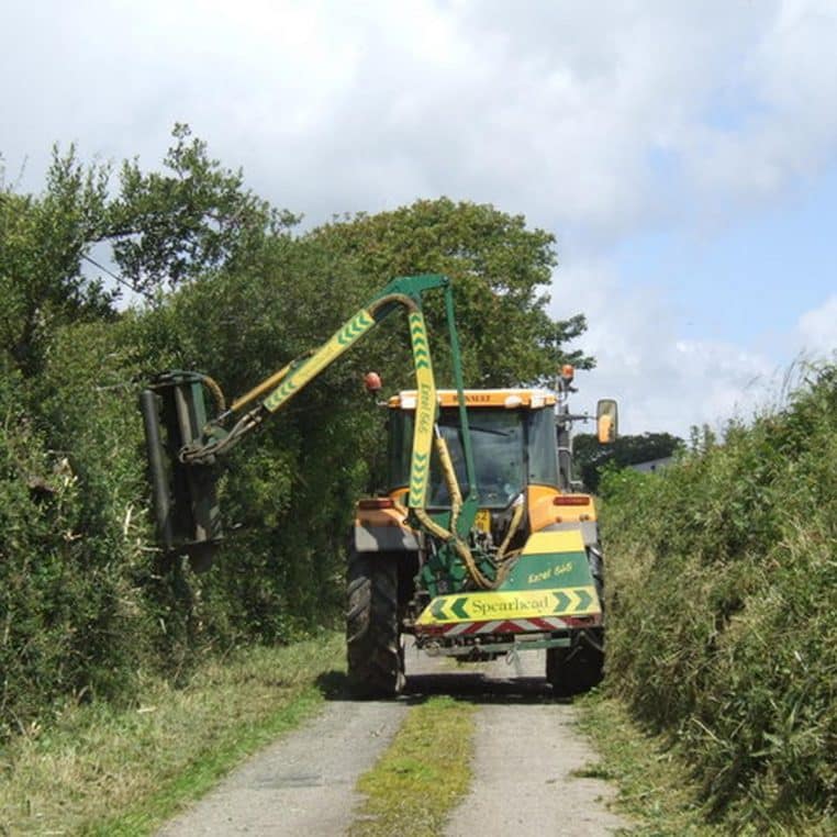 Un tracteur équipé d’un coupe-haies Spearhead, idéal pour les grandes haies agricoles.