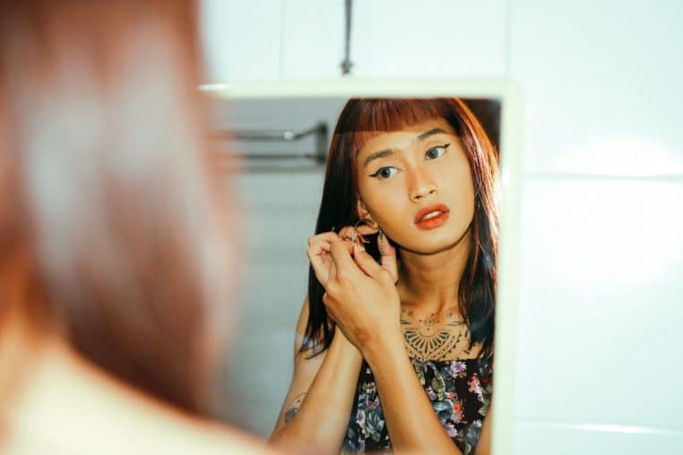 Femme regarde miroir