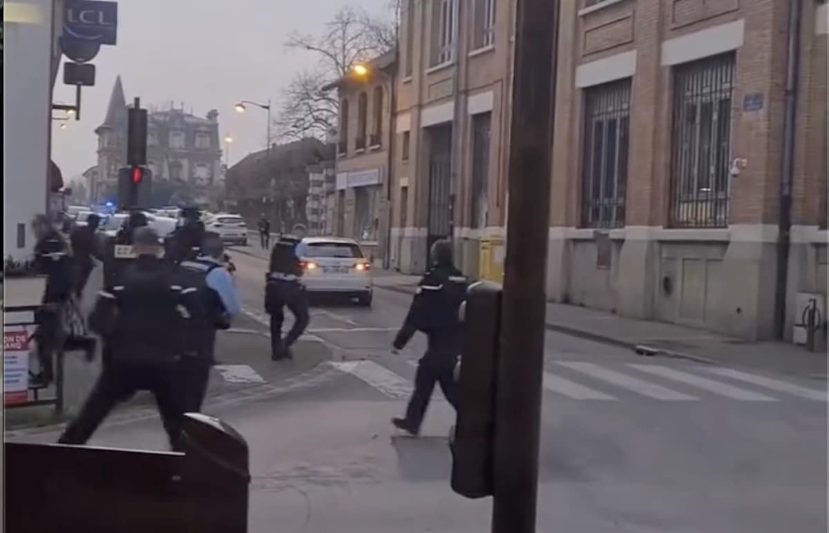 Voiture recule sur gendarmes