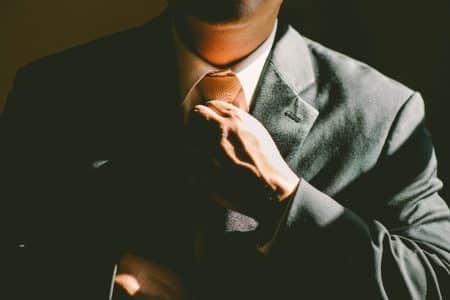 Homme en costume