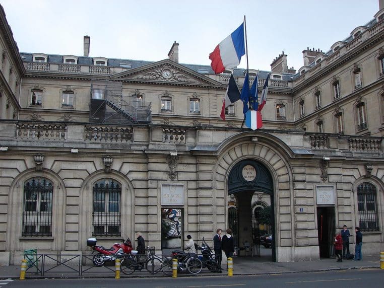 entrée du siège CDC, 3 quai Anatole-France, Paris.
