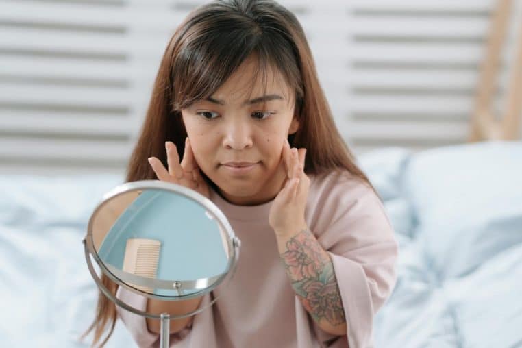 Femme regarde miroir