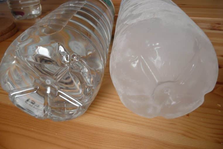 Bouteille gelée vs liquide.