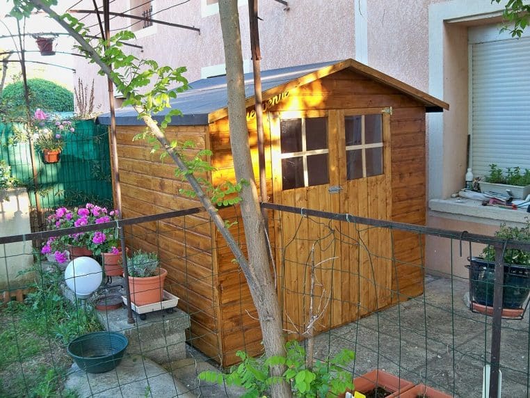 Petit abri de jardin en bois dans un jardin provençal.