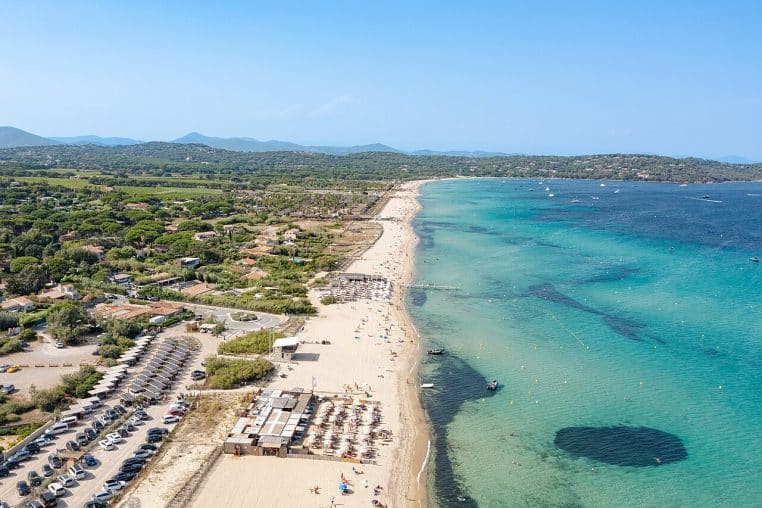 Vue aérienne d’un parking et de restaurants bordant la plage de Pampelonne.